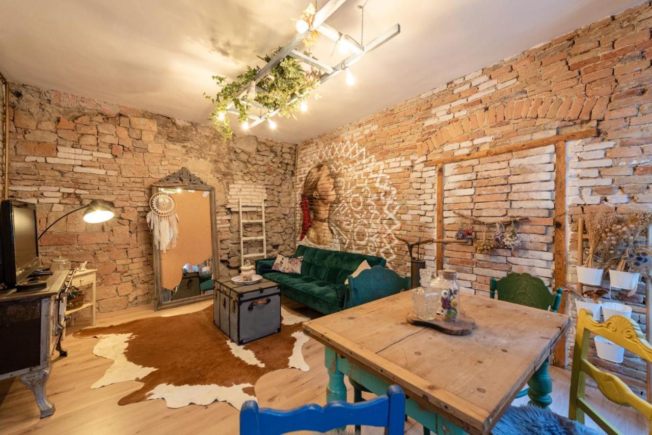 Accommodation At The Folklore Apartment 브라티슬라바 외부 사진