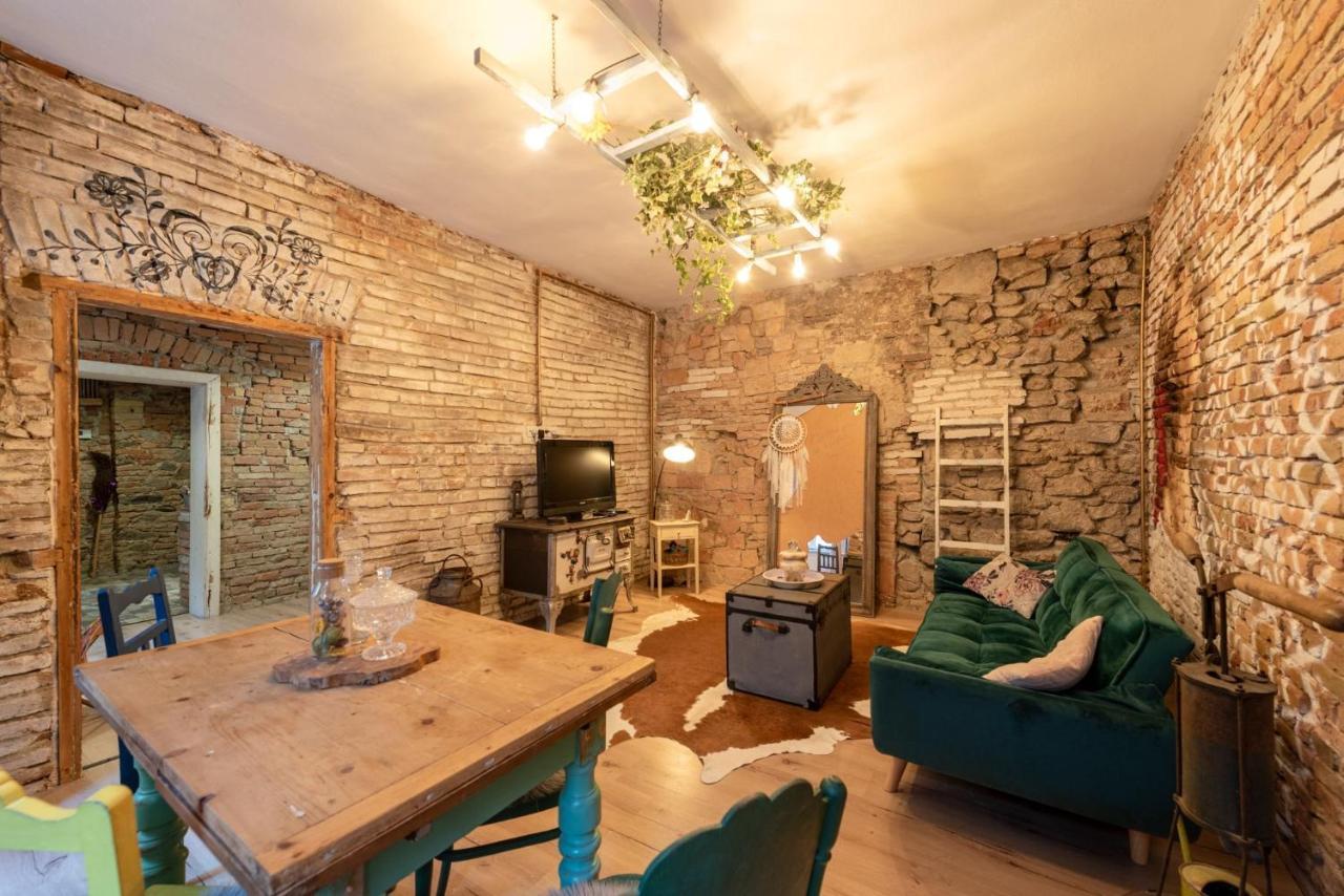 Accommodation At The Folklore Apartment 브라티슬라바 외부 사진