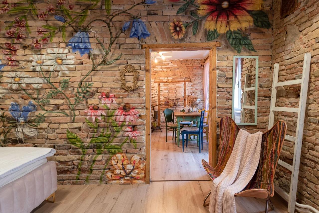 Accommodation At The Folklore Apartment 브라티슬라바 외부 사진