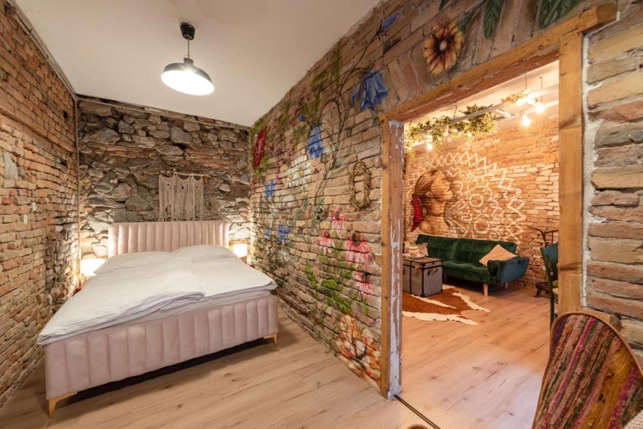 Accommodation At The Folklore Apartment 브라티슬라바 외부 사진